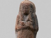 Aeg T 55  Aeg T 55, 20./21. Dynastie, Uschebti, Roter Ton, H 6,0 cm, B 2,2 cm, T 2,1 cm : Bestandskatalog Ägypten, Museumsfoto: Claus Cordes